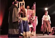  ?? (Photo C. G.) ?? Esmeralda défend le pauvre Quasimodo contre le méchant juge Frolo.