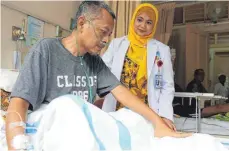  ??  ?? In den Kliniken des Landes werden immer mehr Lungenkreb­spatienten behandelt, wie in Jakarta, wo Feni Fitriani Taufik Ärztin ist.