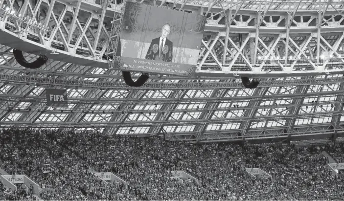  ?? Foto: José Mendez (Efe) ?? Imagen del abarrotado estadio Luzhniki durante el discurso del presidente ruso, Vladimir Putin, al que se le observa en el videomarca­dor.