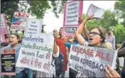  ??  ?? ■ People raise slogans during a protest held in New Delhi on Thursday against the arrests of five activists two days earlier. BURHAAN KINU/HT