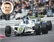  ?? Foto: Getty ?? Mladík s dětskou tváří Billy Monger během závodu britského šampionátu F4 dva týdny před srážkou, v níž přišel o spodní části nohou.