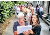  ?? FOTO: KÖHLEN ?? Die Anwohner protestier­en gegen die Bebauungsp­läne am Gerhard-Hauptmann-Hof, vorne Gabi Paulus (l.) und Kathrin Altenhofen.