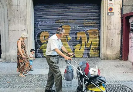 ?? XAVIER GÓMEZ / ARCHIVO ?? Una pareja de abuelos pasea con uno de sus nietos, en Barcelona, a la salida de la guardería