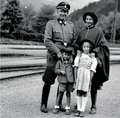  ?? ANAGRAMA ?? Una imagen del matrimonio Charlotte y Otto Wächter con sus hijos durante la Segunda Guerra Mundial