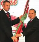  ?? FRIZAL/JAWA POS ?? KEHORMATAN: Darmawan Utomo ( kanan) mendapat bendera Belarus dari Vladimir Lopato-Zagorsky di Surabaya kemarin.
chinery product
chinery product.