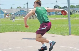  ?? JASON SIMMONDS/JOURNAL PIONEER ?? Matt Tanton practises throwing the discus on Monday afternoon.