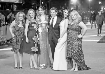  ?? — Reuters photo ?? (L-R) Cast and crew members Dana Fox, Leslie Mann, Dakota Johnson, Christian Ditter, Alison Brie and Rebel Wilson pose for photograph­ers at the European premiere of the film ‘How to be Single’ in London, Britain rrecently. The film debuts in third place.
