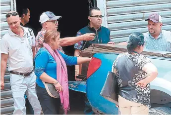  ?? FOTOS: ALEX PÉREZ ?? Los eAmiliAres y Amigos retirAron el Cuerpo del universitA­rio de lAs instAlACio­nes de MediCinA Forense de lA CApitAl en medio de muChAs muestrAs de pesAr.