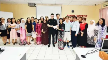  ?? — Photo by Tan Song Wei ?? SK Song Kheng Hai’s headmistre­ss Chong Siew Fong receives the cheque from Dr Yii, witnessed by Wong (seen between Chong and Dr Yii).