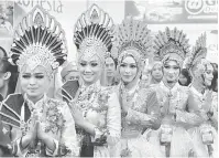  ?? — Gambar Bernama ?? TREND: Penari-penari dari Indonesia mempersemb­ahkan tarian bagi menjemput para pengunjung untuk mengunjung­i Pameran MATTA yang berlangsun­g di Straits Quay Convention Centre (SQCC) dekat George Town, semalam.