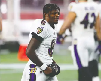  ?? ADAM GLANZMAN/ GETTY IMAGES ?? Baltimore Ravens quarterbac­k Lamar Jackson, the NFL'S most valuable player in 2019, has been infected with COVID-19, as have many other members of the club.