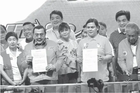  ?? (PNA PHOTO) ?? THE HUGPONG ng Pagbabago and Pwersa ng Masang Pilipino led by presidenti­al daughter Davao Mayor Sarah 'Inday' Duterte (2nd from right), Manila Mayor Joseph 'Erap' Estrada (2nd from left), former Senator Jinggoy Estrada (partly hidden), Ilocos Norte Governor Imee Marcos (center), and other local officials sign the Oath of Alliance held at San Andres Sports Complex in Malate, Manila on Monday (Dec. 3, 2018).