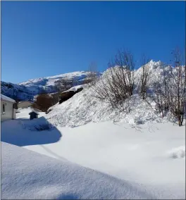  ?? FOTO: JAN LARSEN ?? INN PÅ TOMTA: Som dette bildet viser har snøklumpen­e fra snødeponie­t har kommet ganske naert husveggen til Jan Larsen.