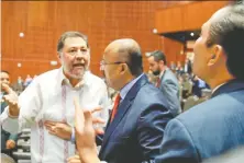  ??  ?? El diputado del PT Gerardo Fernández Noroña encara al priísta Luis Enrique Miranda; ambos intercambi­aron mentadas de madre.