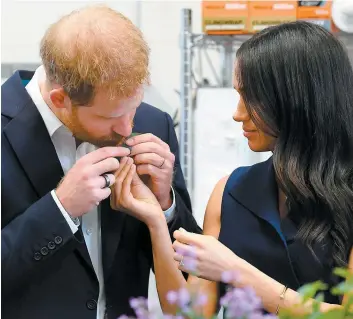  ?? PHOTO AFP ?? Le couple a goûté à du kangourou et du sanglier sauvage, hier, dans un restaurant connu pour mettre l’accent sur les spécialité­s concoctées par ses chefs indigènes.