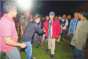  ??  ?? SEBAHAGIAN yang hadir menyambut ketibaan Anifah di majlis berkenaan.