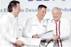  ??  ?? Contentos. Cuitláhuac García (Veracruz), Alejandro Murat (Oaxaca), y López Obrador, en la presentaci­ón del plan.