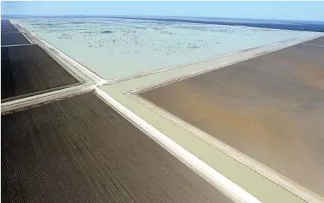  ?? PHOTOS: MECHIELSEN LYNDON ?? COTTON COMPANY: Aerial views of Cubbie Station, and its water-storage dams, after approval of the Chinese purchase of Cubbie Station, west of Dirranband­i, Queensland.