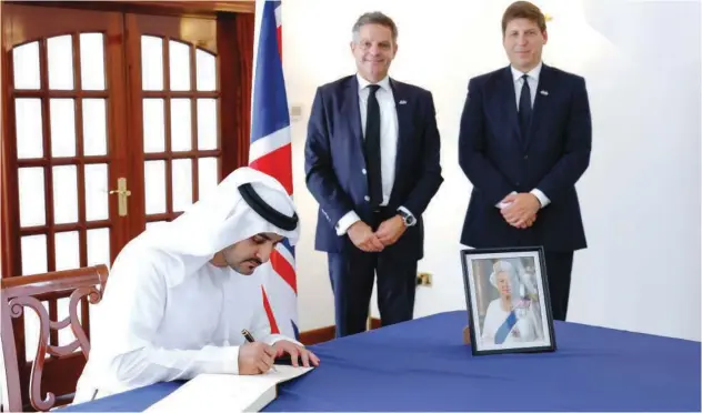  ?? WAM ?? ±
Sheikh Maktoum Bin Mohammed writes in the consulate’s condolence book for Queen Elizabeth.