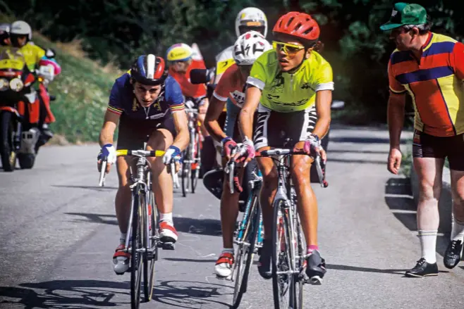  ?? ?? LvM (r) takes on her arch- rival Jeannie Longo at the 1992 women’s Tour