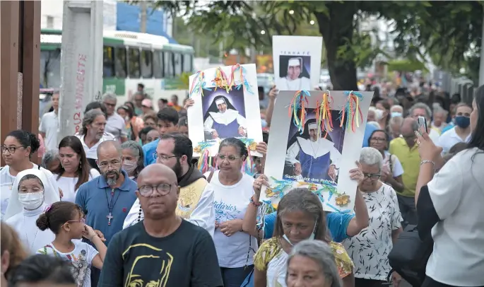  ?? PAULA FRÓES ?? Após missas ao longo do dia, na parte da tarde os devotos saíram em procissão para homenagear Santa Dulce