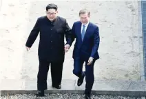  ?? AFP ?? UNITED KOREA Naglalakad sina North Korean leader Kim Jong Un (kaliwa) at South Korean President Moon Jaein sa Military Demarcatio­n Line sa Panmunjom, nitong Abril 27, 2018.