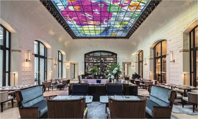  ??  ?? CI- CONTRE 5. Le Saint Germain, restaurant mythique de l’hôtel Lutetia, dévoile sa verrière historique rehaussée d’une oeuvre contempora­ine et colorée de l’artiste Fabrice Hyber. Il s’ouvre sur le tout nouveau Patio Art déco, très confidenti­el. Le jeune chef Benjamin Brial, passé, entre autres belles maisons, par le Four Seasons de Londres, en prendra les commandes. Les deux espaces font la part belle aux codes de l’Art déco : l’espace, la lumière, les matériaux nobles et la présence des artistes. 6. Chambre avec vue sur le square Boucicaut habillée de fines boiseries. 7. La baignoire de la salle de bains est sculptée dans un bloc de marbre massif. 5.