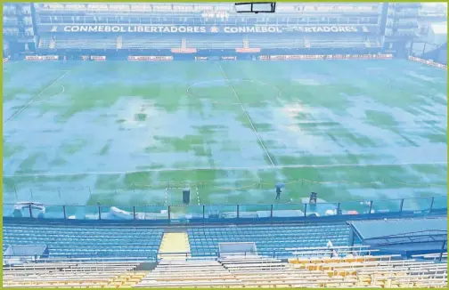  ?? NA ?? ESPEJOS. El campo de juego de la Bombonera cerca de las 11 de la mañana, en el momento en que estaba más inundado.