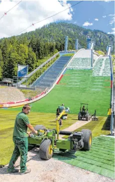  ?? FOTO: RALF LIENERT ?? Die Oberstdorf­er Schattenbe­rg-Skischanze wurde in den vergangene­n Monaten saniert. Am Dienstag wird sie wieder eröffnet.