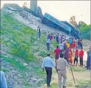  ?? SOURCED ?? Officials and locals gather at the accident site in Etawah on Monday.