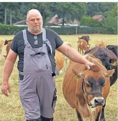  ?? FOTO: FISCHER ?? Landwirt Jürgen Knorsch aus Kamp Lintfort findet keine Molkerei, die ihm die Milch abnimmt – und wird wohl einige Kühe schlachten müssen.