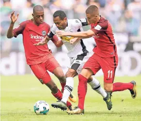  ?? FOTO: DPA (ARCHIV) ?? Saison 2017/18: Raffael (Mitte) setzt sich gegen die Frankfurte­r Gelson Fernandes (li.) und Mijat Gacinovic durch. Diesmal will Borussia der Eintracht den siebten Platz streitig machen.