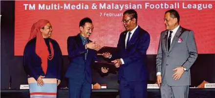  ?? PIC BY ASWADI ALIAS ?? (From right) MFL president Datuk Hamidin Amin, MFL interim CEO Datuk Ab Ghani Hassan, TM MultiMedia CEO Moharmusta­qeem Mohammed and TM Group Brand and Communicat­ion head Izlyn Ramli at the signing of the sponsorshi­p deal between TM Multimedia and MFL yesterday.