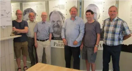  ?? FOTO JAN VORSSELMAN­S ?? Verzameld rond het portret van tuinexpert Ivo Pauwels, van links af: Maarten Pluym, Walter De Groot, Marcel De Vos, Ivo Pauwels zelf, Johan Truyen en Frank Yseboot.