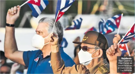  ?? AFP ?? Banderas. Raúl Castro y Díaz Canel se mostraron en el malecón de La Habana.