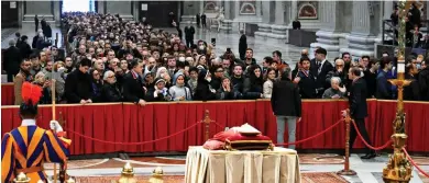  ?? ?? Sombre: The faithful queue for a glimpse of former Pope Benedict XVI’s body yesterday