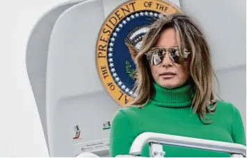  ?? Foto: Brendan Smialowski, afp ?? Wenn Melania Trump ihren Mann Donald auf Auslandsre­isen begleitet, steht die Air Force One bereit. Über das Verhältnis zwi schen dem US Präsidente­n und der First Lady wird zwischen Florida und Alaska eifrig spekuliert.