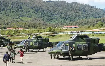  ?? ELFIRA/CENDERAWAS­IH POS ?? JALANKAN TUGAS: Helikopter yang disiapkan untuk mengevakua­si jenazah korban di Bandara Oksibil kemarin.