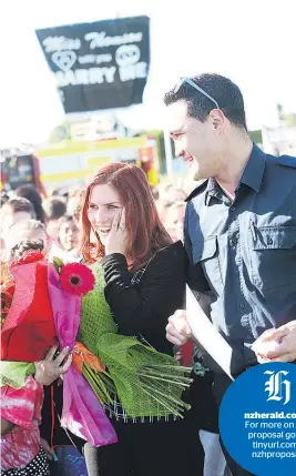  ?? Picture / NZME ?? Firefighte­r Rob Wilson proposes to Kamo Primary School teacher Sheldon Thomson.