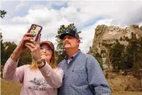  ??  ?? Jatonna Miller (left) and Duston Cox (right) take a “selfie” at Mount Rushmore National Memorial.