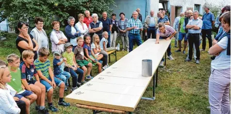  ?? Fotos: Josef Abt ?? Beim Gartenfest im Rehlinger Ortsteil Au stand auch heuer ein Gaudiwettb­ewerb auf dem Programm: Beim Bierkrugsc­hieben ging es darum, den Krug auf einer vier Meter langen Platte möglichst genau auf die Markierung­en zu schieben, um Punkte zu sammeln.