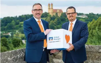  ?? FOTO: VIA STUDIOS ?? In der Region verwurzelt: Die beiden Vorstände der VR-Bank Ellwangen, Jürgen Hornung und Bernd Finkbeiner (von links) vor der Kulisse der Schönenber­gkirche.