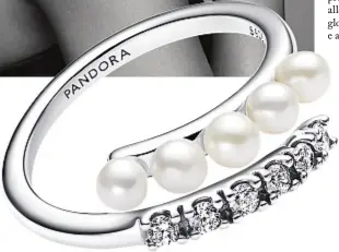  ?? ?? Anello “Intreccio” di Pandora in argento con perle coltivate d’acqua dolce e cristalli.