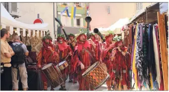  ?? (Photo Hélène Dos Santos) ?? Ce week-end, trente troupes animeront le centre ancien de Brignoles, reconstitu­é comme à l’époque des comtes de Provence.