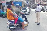  ?? ANSHUMAN POYREKAR/HT ?? A traffic cop stops a biker at Kalbadevi.