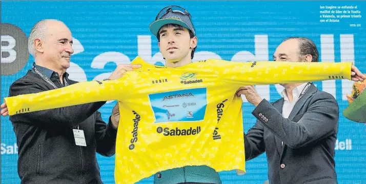  ?? FOTO: EFE ?? Ion Izagirre se enfunda el maillot de líder de la Vuelta a Valencia, su primer triunfo con el Astana