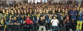  ?? ?? Ripin (seated, centre) joins the YES participan­ts in a group photo at Kapit Civic Centre. Seated with the deputy minister are (from left) Ramlee, Asmawaty, Amirrul Rizwan and Bakat.