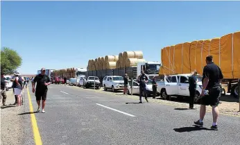  ?? ?? Een van SA Water Warriors se grootste konvooie het bestaan uit 80 voertuie en vragmotors na Prins Albert. Die organisasi­e is landwyd aktief.