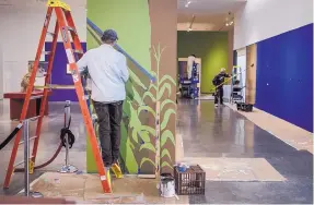  ?? ROBERTO E. ROSALES/JOURNAL ?? Muralist Joe Stephenson finishes a display at the NHCC.