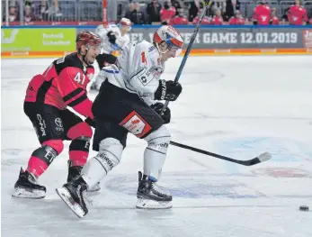  ?? FOTO: IMAGO ?? „Ne, schieß – egal wie“: Wild-Wings-Kapitän Simon Danner (rechts; links Kölns Steve Pinizzotto).